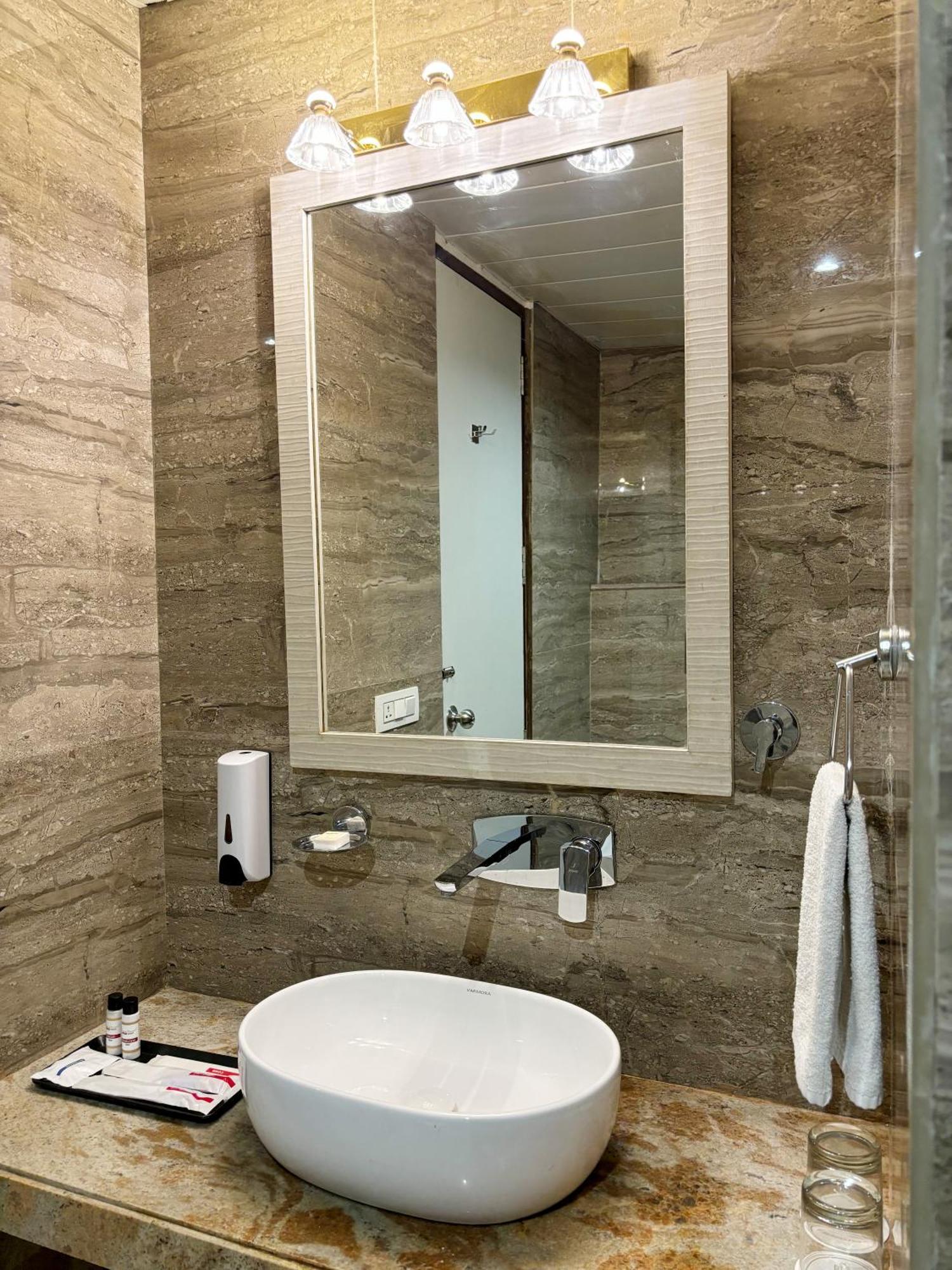 Hotel Presidental By East End Delhi Airport 3*